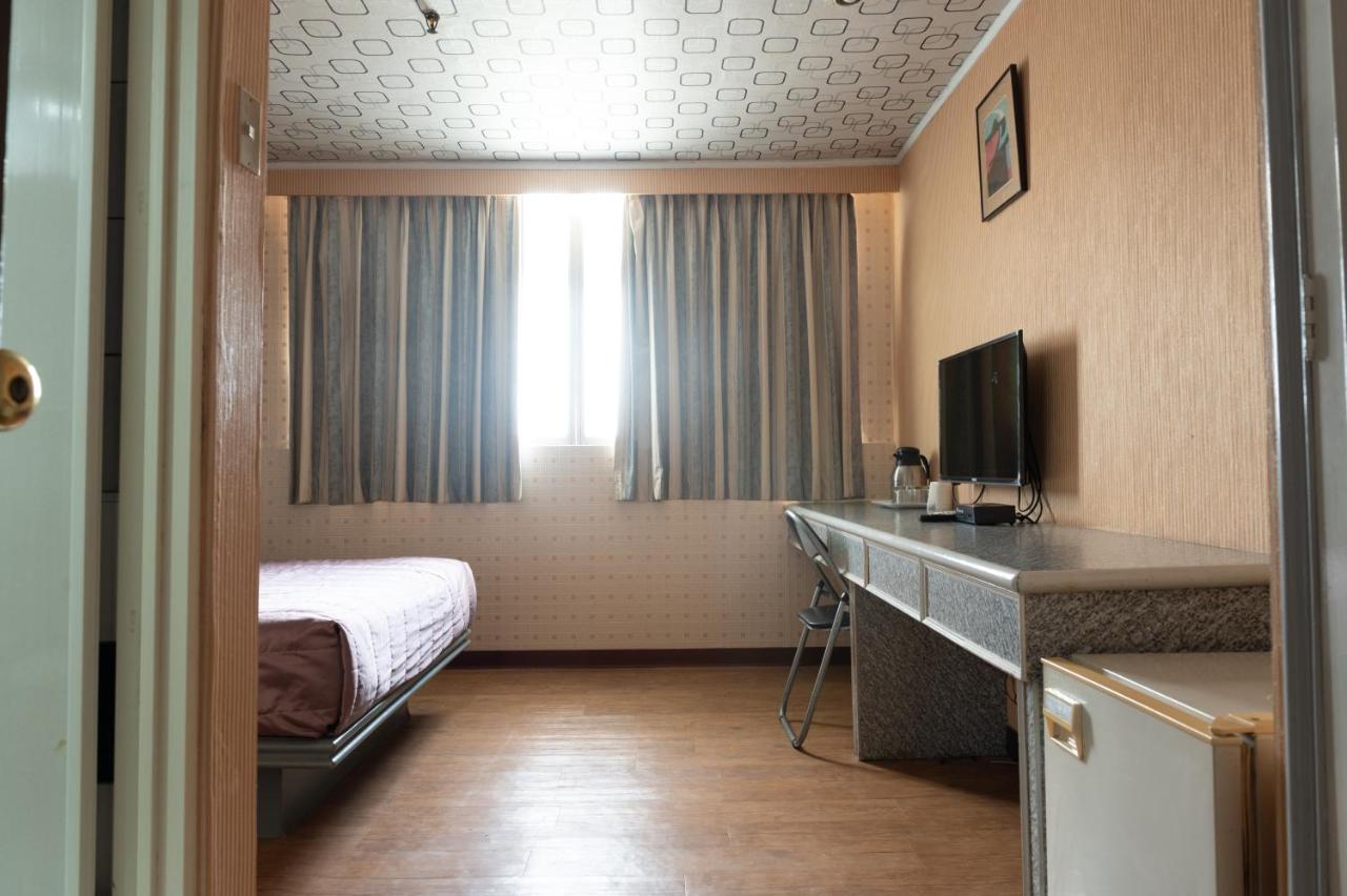 Tong Hsin Hotel Pingtung Buitenkant foto