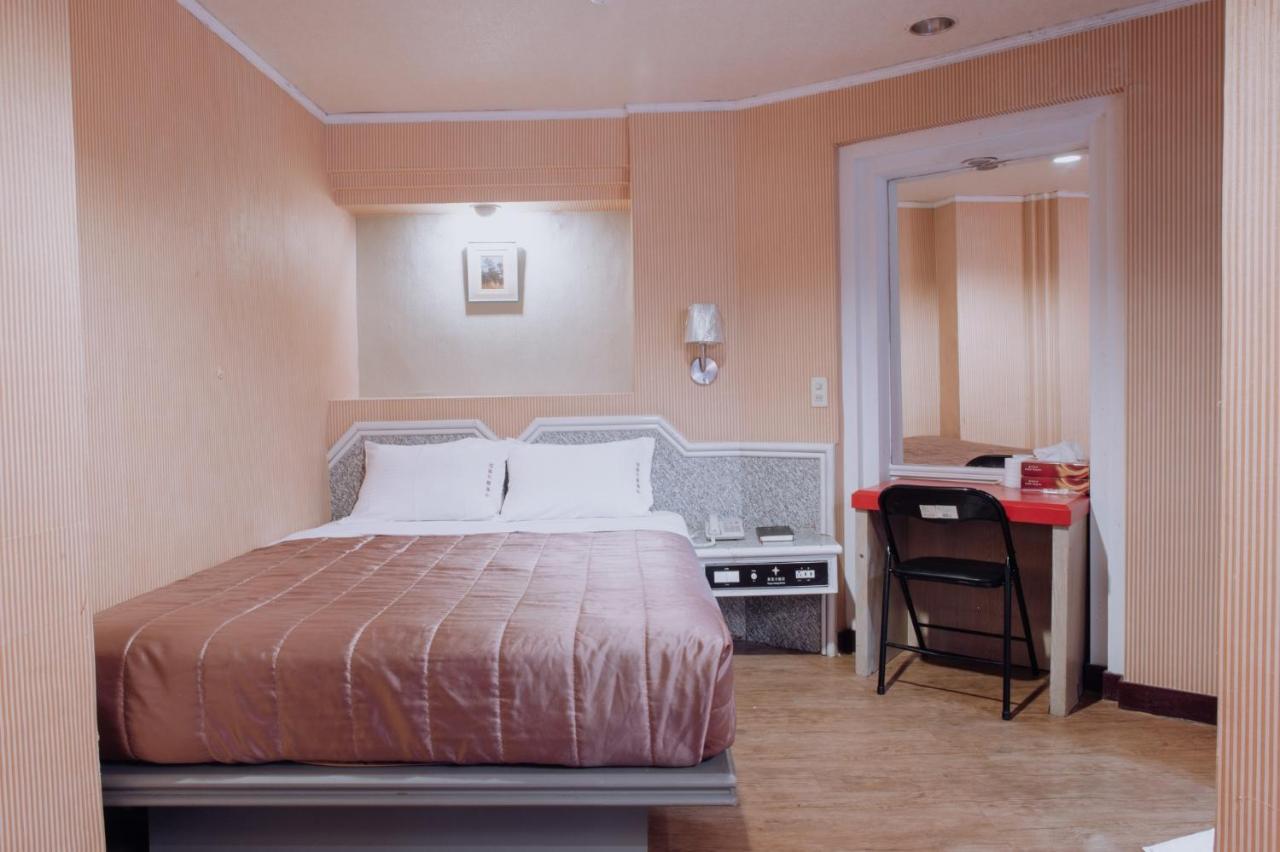 Tong Hsin Hotel Pingtung Buitenkant foto