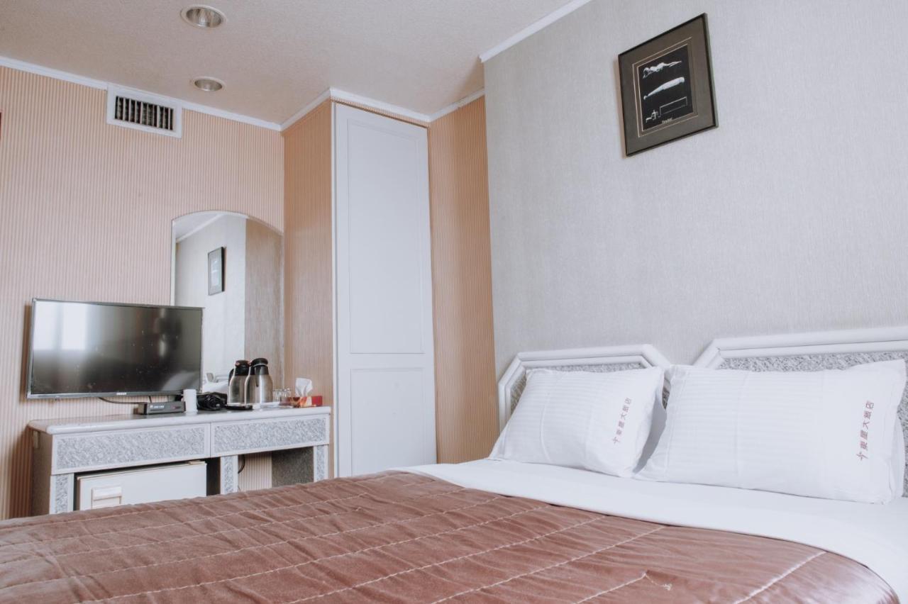 Tong Hsin Hotel Pingtung Buitenkant foto
