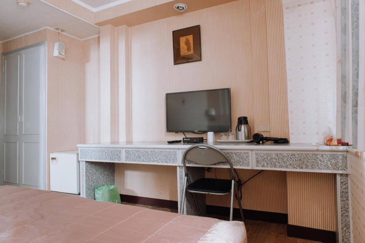 Tong Hsin Hotel Pingtung Buitenkant foto